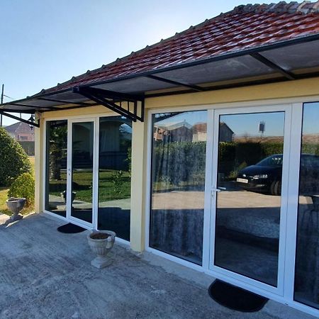 Cozzy Apartment Near The Aiport Podgorica 미트로비처 외부 사진